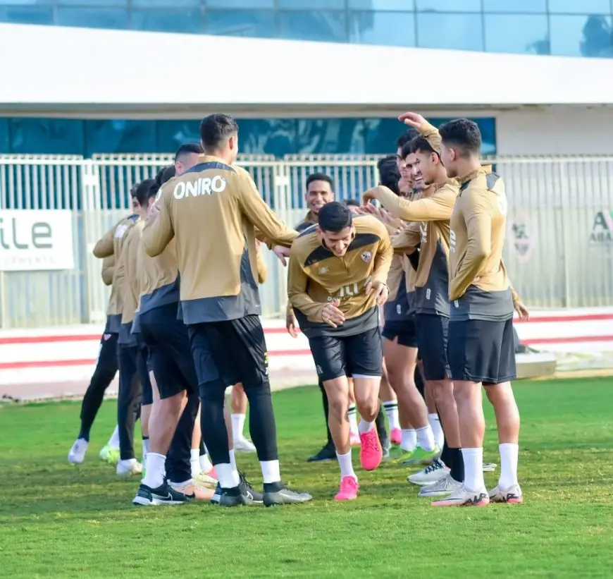 لاعبو الزمالك يرحبون بـ صلاح الدين مصدق في المران