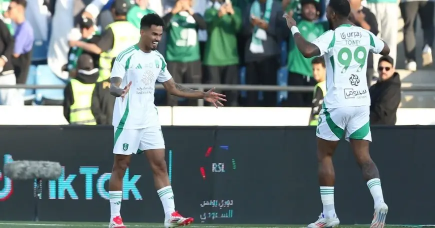 الأهلي يستغل أخطاء ضمك ويستعيد توازنه في الدوري السعودي