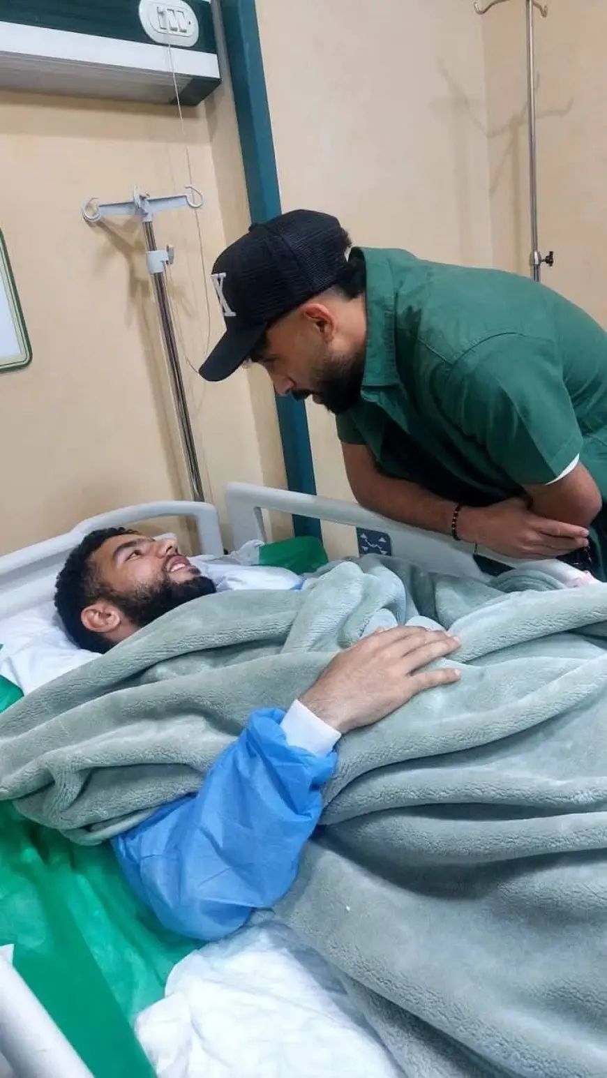 زيارة قلوبية مميزة: إمام عاشور، مروان عطية، وحسين الشحات يزورون قندوسي للتأكد من صحته