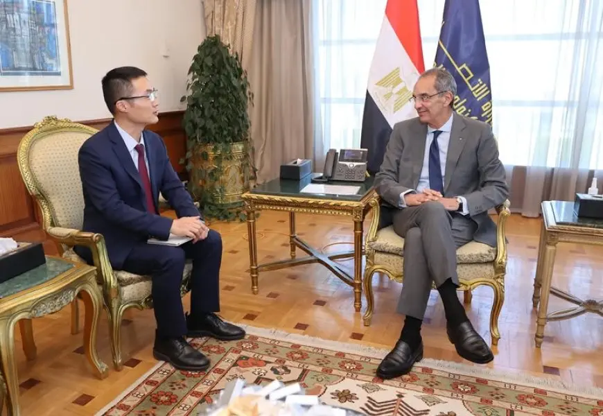“وزير الاتصالات يبحث مع الرئيس التنفيذي الجديد لـ Huawei Egypt الأوضاع والتعاون المستقبلي”