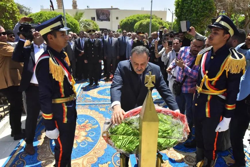 تكريم الشهداء: محافظ أسيوط ومدير الأمن يزوران نصب شهداء بني عدي ويضعان إكليل الزهور – صور