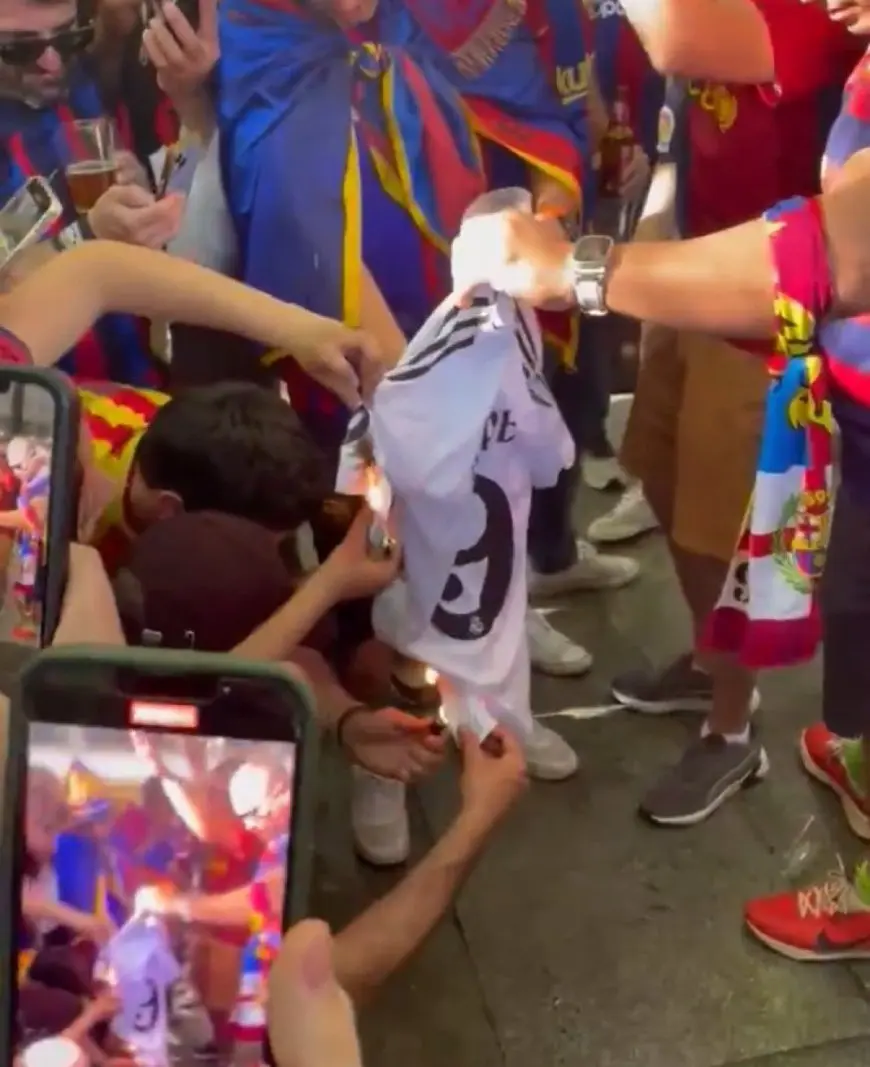 “برشلونة يكشف عن موقفه النهائي من أحداث ساحة ‘بلازا نويفا’ قبل مواجهة الكلاسيكو مع ريال مدريد”
