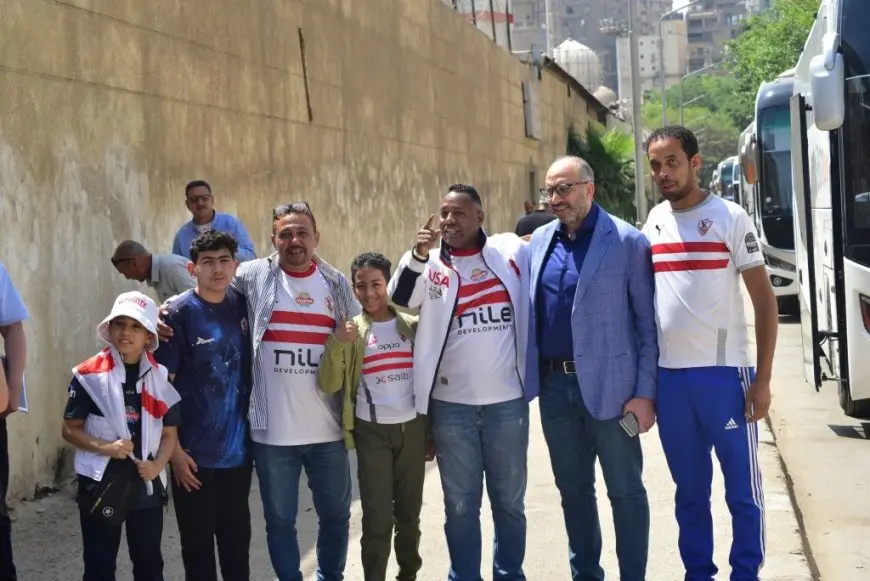 إقبال جماهير الزمالك على مقر النادي للانطلاق نحو برج العرب
