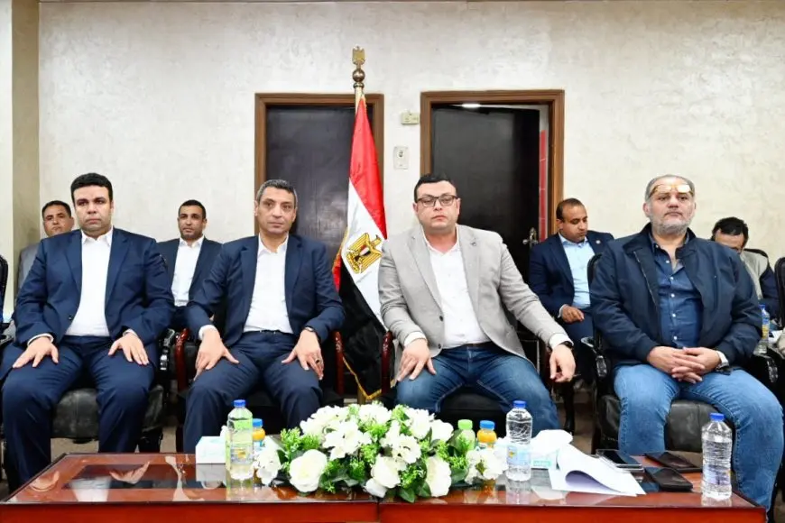 وزير الإسكان يحضر اجتماعا في السويس الجديدة لمتابعة مشروعات التنمية!