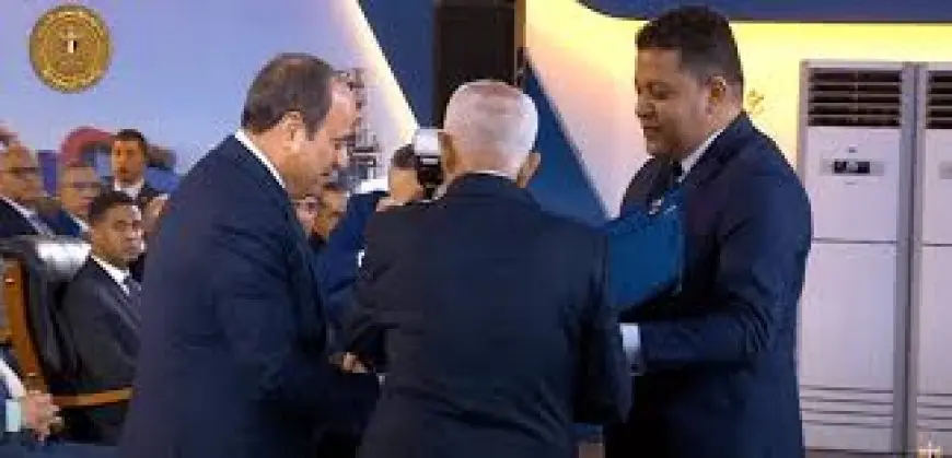 “رئيس اتحاد عمال مصر يفاجئ الجميع ويهدي الرئيس السيسي هدية لا تُنسى!”