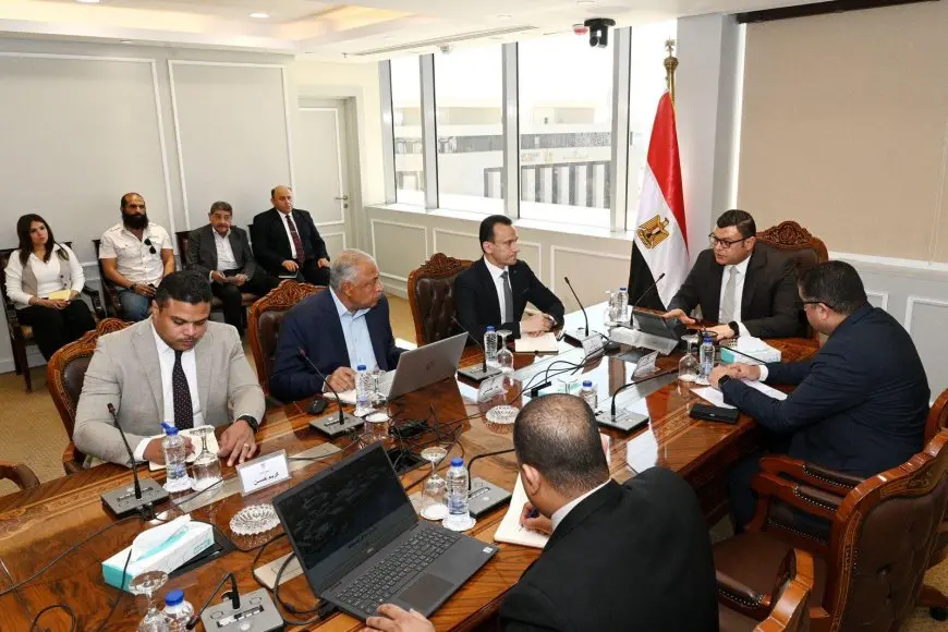 وزير الإسكان يفاجئ الجميع بإجتماع سري لمتابعة مشروع حدائق تلال الفسطاط!