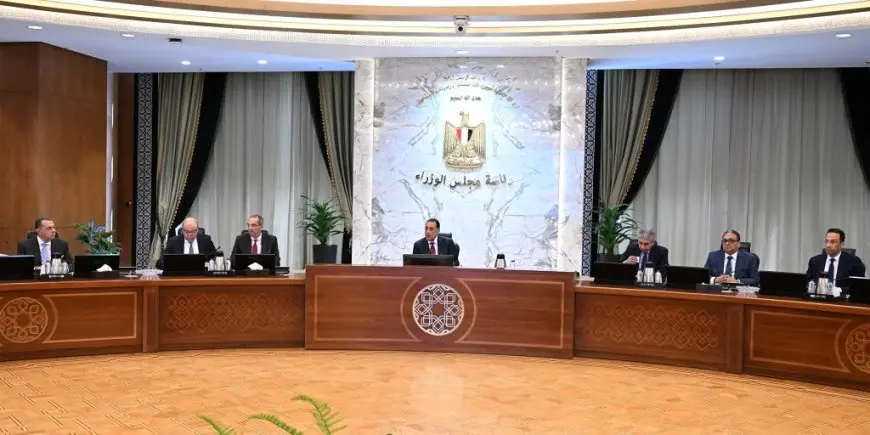 “رئيس الوزراء يكشف عن خطة ساحرة لتسهيل دخول السائحين إلى البلاد عبر المطارات والمنافذ!”