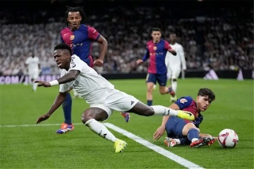 سر الحكم الذي سيدير كلاسيكو الدوري الإسباني بين ريال مدريد وبرشلونة في سنته الأولى!