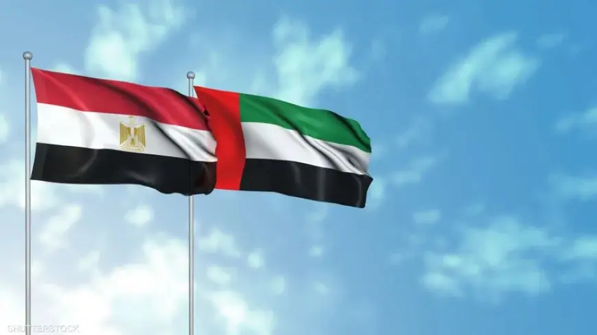 الإمارات تُظهر الرحمة: تأتي بقارب لمساعدة البحارة المصريين على متن السفينة العالقة!
