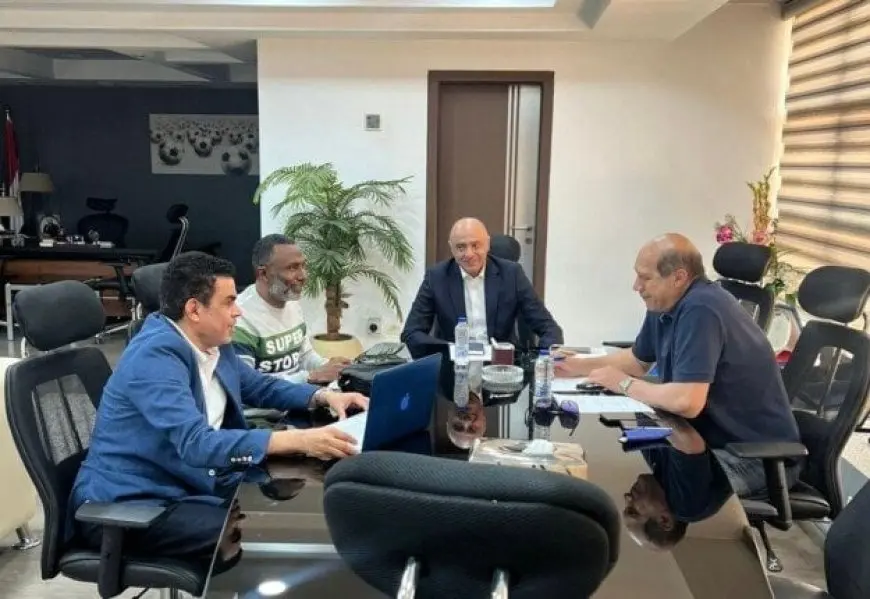 درويش ونبيل يتجهزان مع الكأس للفوز بكأس العالم
