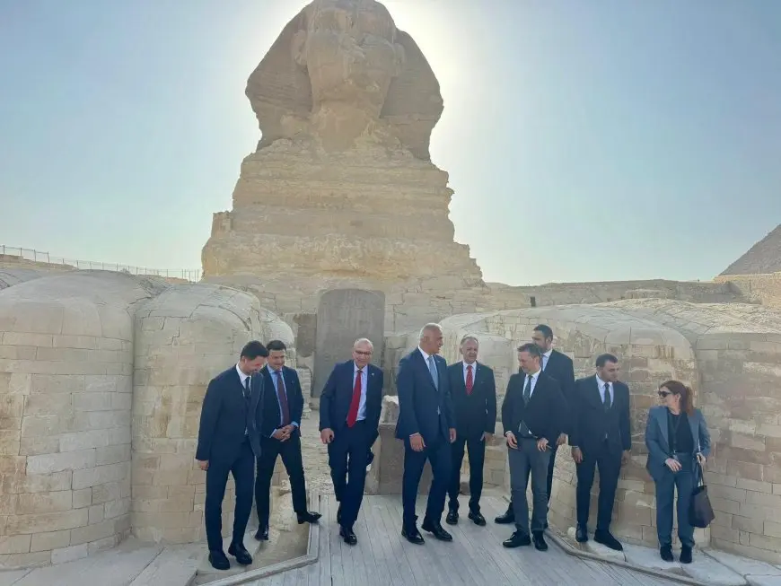 “وزير الثقافة التركي يكشف عن إعجابه الكبير بأهرامات الجيزة خلال زيارته الأخيرة!”