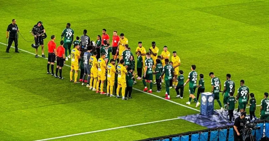 التعاون يستقبل فريق الأهلي بحفاوة بعد تتويجهم بأبطال آسيا!