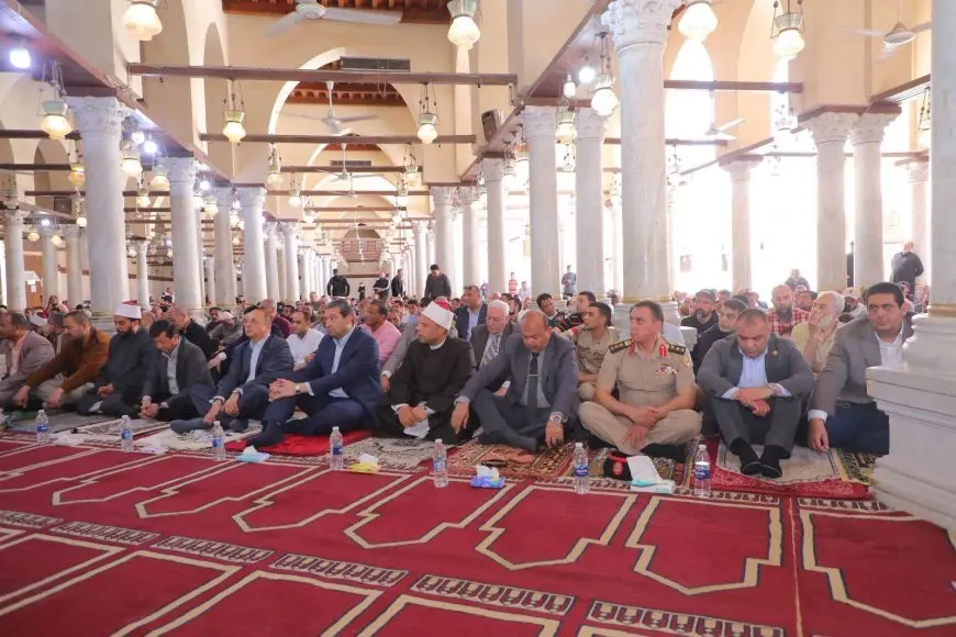 مفاجأة: محافظ دمياط يشارك في صلاة الجمعة بمسجد عمرو بن العاص!