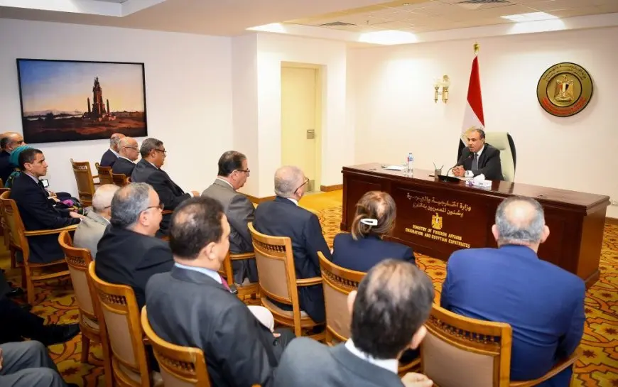 “لقاء مثير للفضول: وزير الخارجية يجتمع مع قادة وأعضاء الدبلوماسي والقنصلي!”
