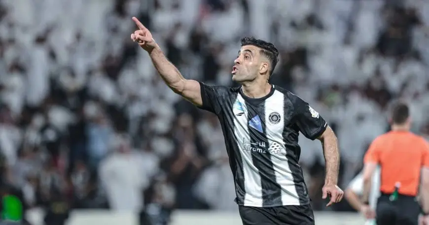 “شاهد: حمد الله يبهر الجماهير بتسجيل هدفين قبل طرده في مباراة الشباب والأهلي!”
