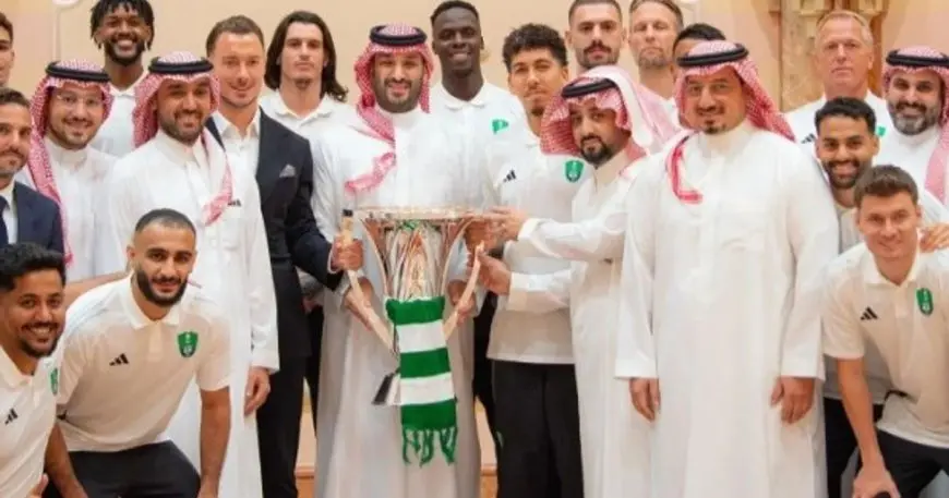 السيد الأمير يكرم النادي الأهلي بعد تتويجه بلقب آسيوي استثنائي