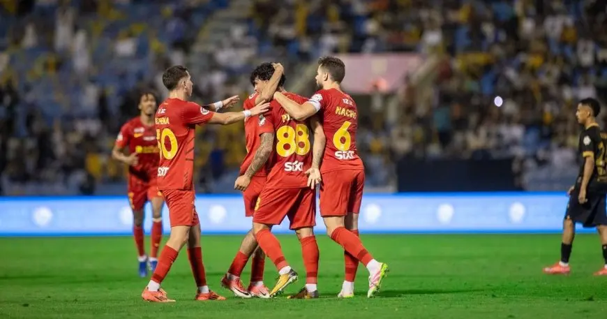 “صدمة كبيرة للوحدة بثلاثية من القادسية! هل يتمكن الهلال والنصر من الصمود؟”