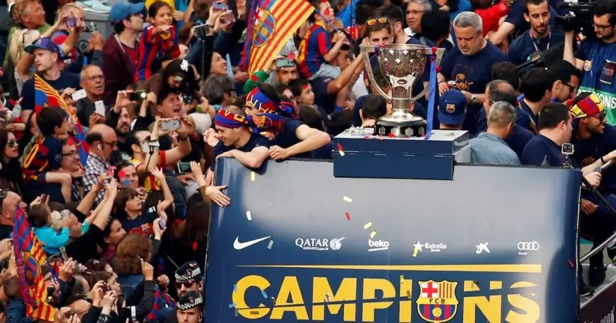 “حفل استثنائي لبرشلونة في احتفالات الليجا وسط جنون الجماهير!”