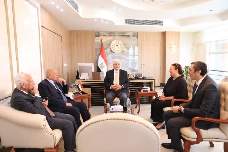 اللقاء الحصري بين وزير التعليم العالي والجراح العالمي المشهور!