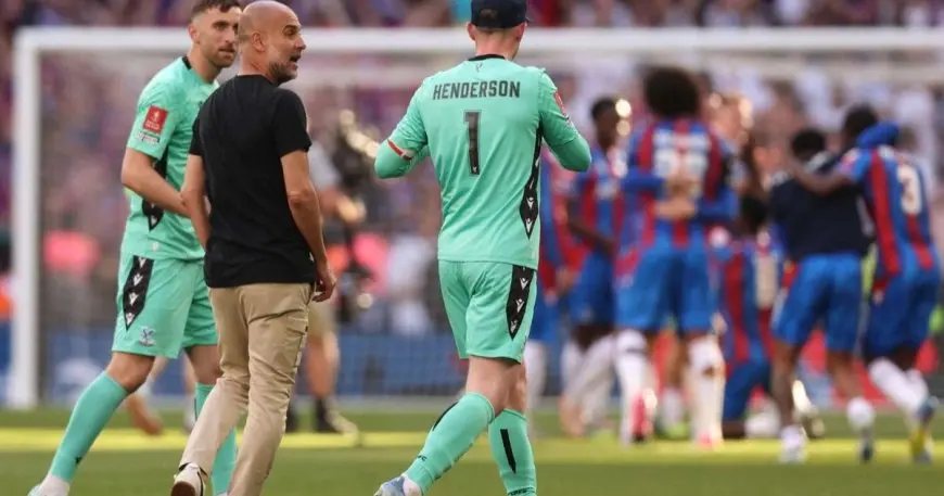 جوارديولا يثير غضبه بسبب تفادي حارس ليفربول للطرد قبل تصديه للركلة penalized
