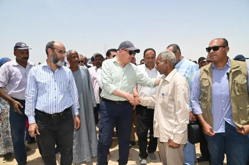 وزير الري يكشف عن أحدث مشروعات الري في مزارع القصب بأسوان!