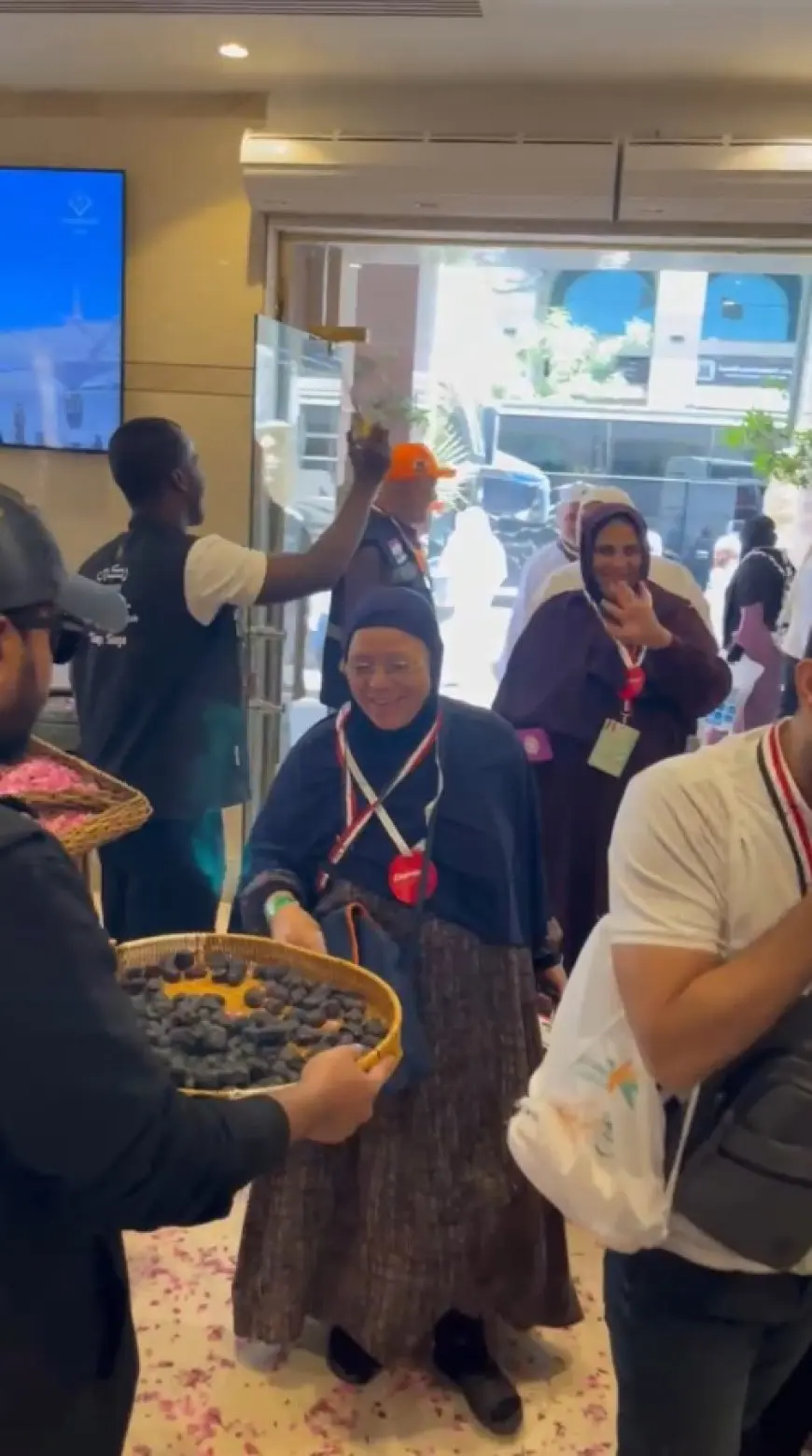 وصول أوائل حجاج الجمعيات الأهلية إلى المدينة المنورة.. وزيرة التضامن تكشف التفاصيل!