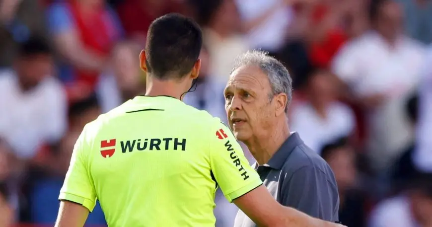 كاباروس يفجر غضبه على الـ”فار” بسبب طرد مدافع إشبيلية أمام ريال مدريد