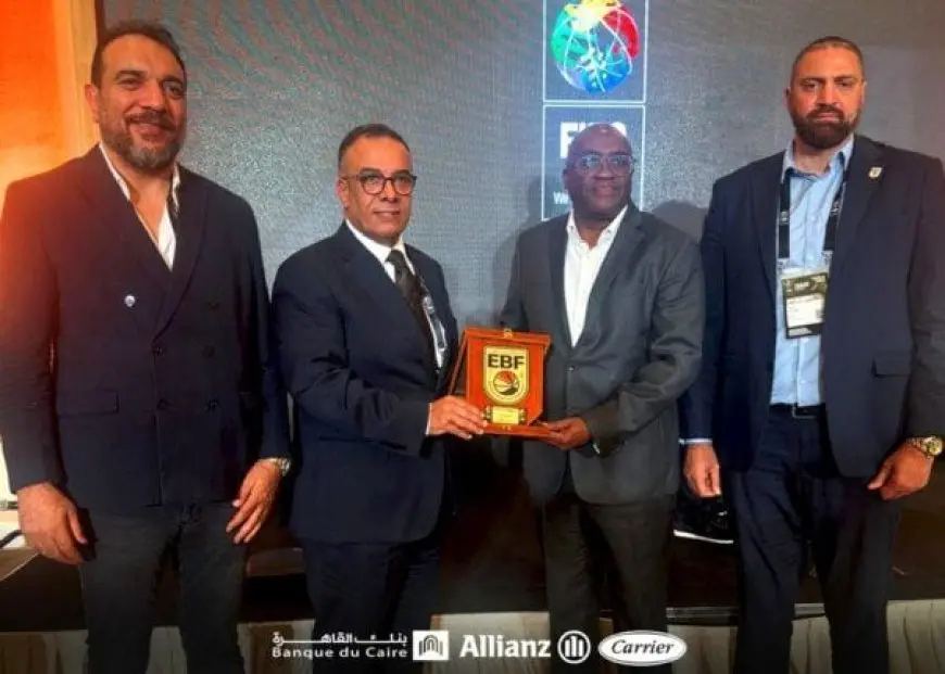 عمرو مصيلحي يفاجئ رئيس الاتحاد الإفريقي بتكريم خاص، لن تصدق ما حدث!