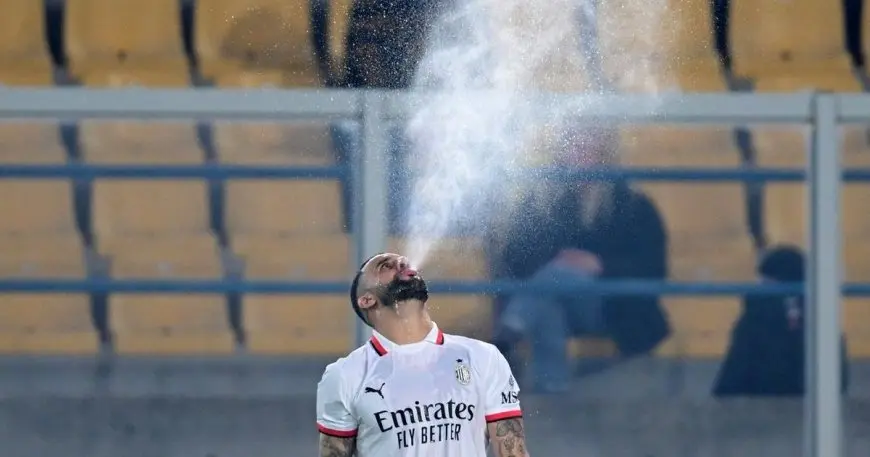 لماذا لاعبو كرة القدم يقومون بفعل غريب بالماء الذي يشربونه؟ اكتشف السبب الغامض!