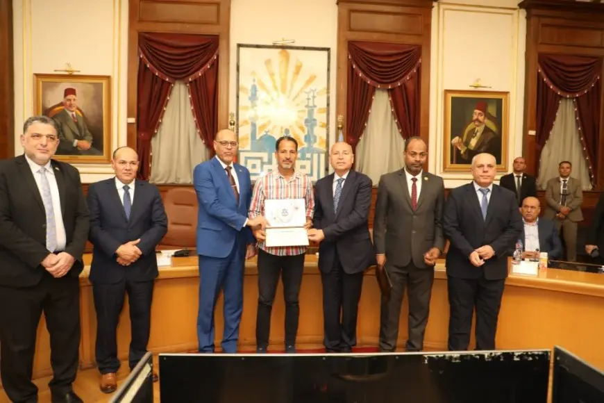 موظف بوزارة العمل يرفض رشوة بقيمة 2 مليون جنيه ويحصد تقديراً كبيراً!