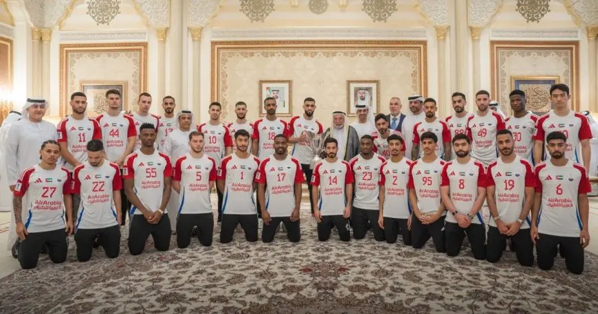 بالفيديو: حاكم الشارقة يفاجئ الجميع بقراره المثير لفريق المنتخب الوطني!