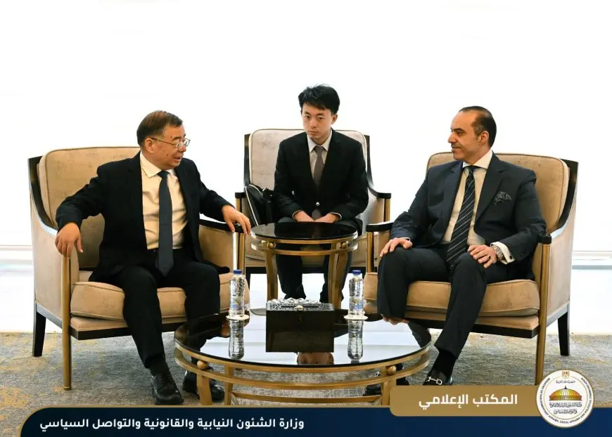 وزير يستقبل عضواً بارزاً من الحزب الشيوعي الصيني!