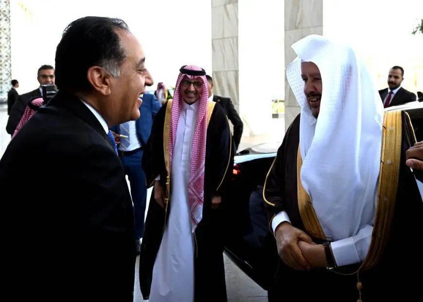 “مفاجأة كبرى: لقاء مثير بين رئيس الوزراء ورئيس مجلس الشورى في السعودية!”