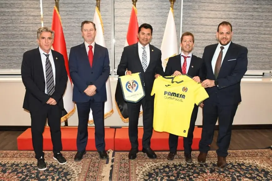 وزير الرياضة يجتمع مع السفير الإسباني ونادي فياريال لخطة تعاون مثمر!