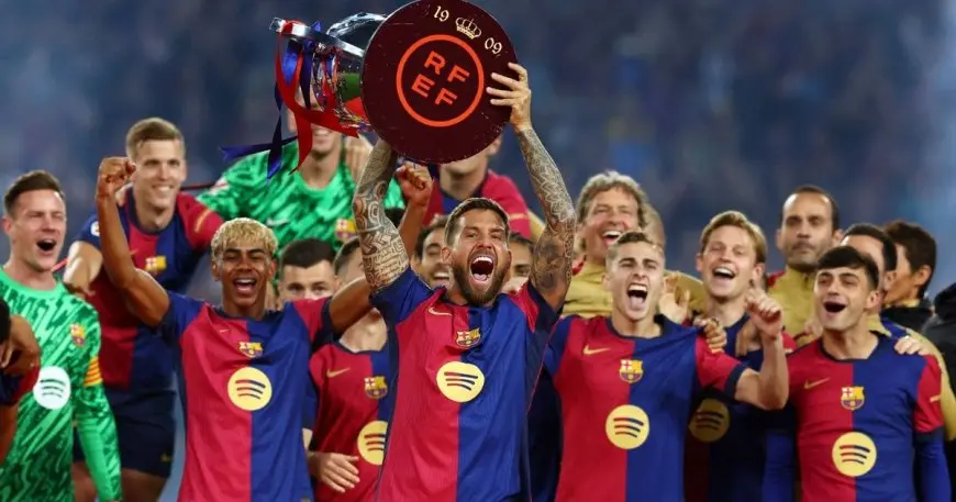 سبب صادم يهدد مدافع برشلونة بالابتعاد عن منتخب إسبانيا!