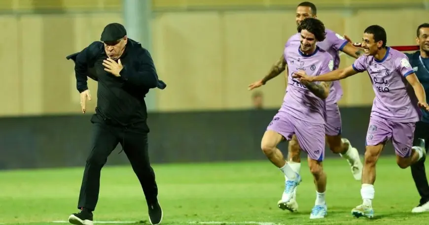 احتفال بن زكري بمستوى “جنوني” بعد تأمين بقاءه في دوري روشن السعودي!