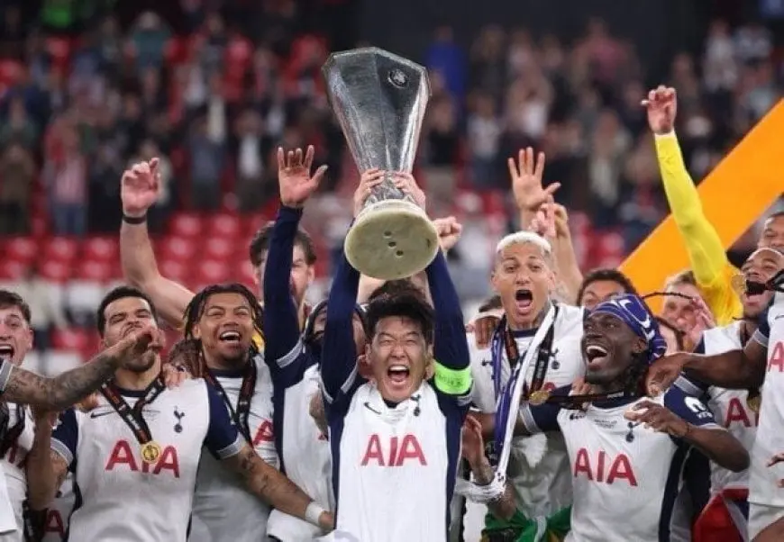 توتنهام يتوج بلقب الدوري الأوروبي في موكب ساحر على متن حافلة مكشوفة