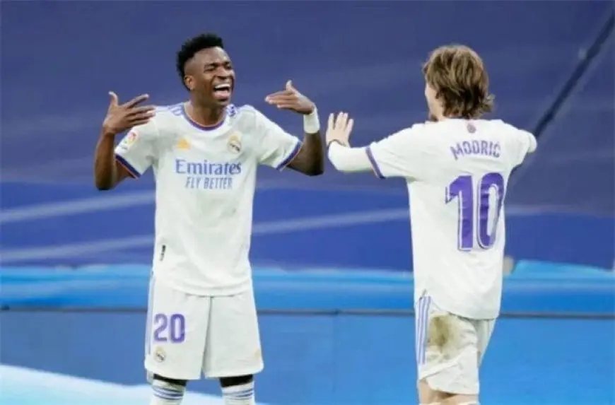 “لن تصدق رسالة فنية مؤثرة من فينيسيوس لمودريتش بعد رحيله عن ريال مدريد!”