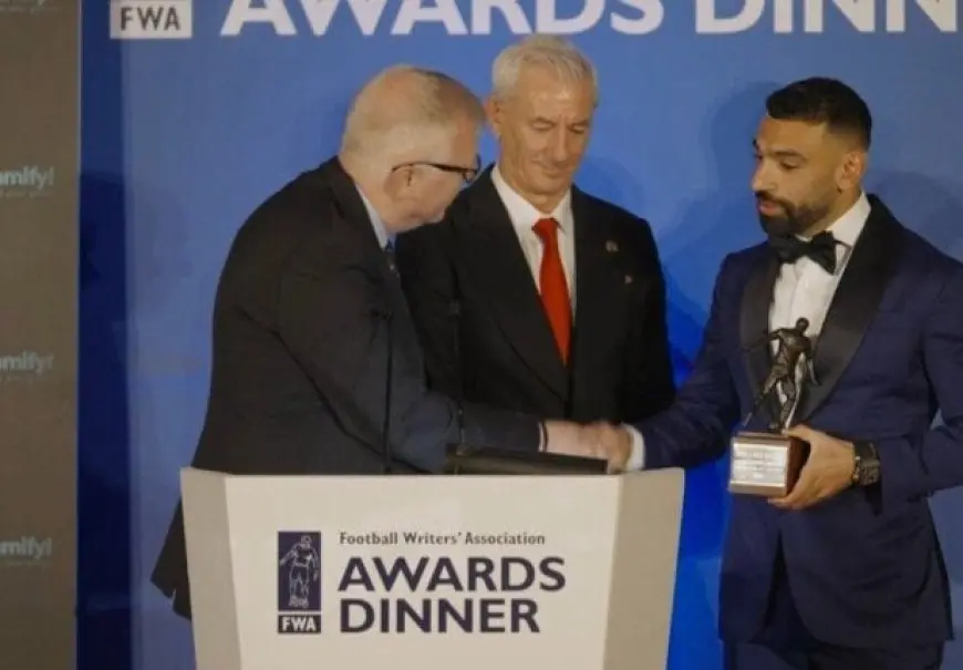 عاجل: محمد صلاح يحصد لقب أفضل لاعب في الدوري الإنجليزي بحفل رابطة الكتّاب!