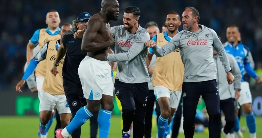نابولي يفوز بالدوري الإيطالي بفضل مهارات مكتوميناي ولوكاكو القوي!