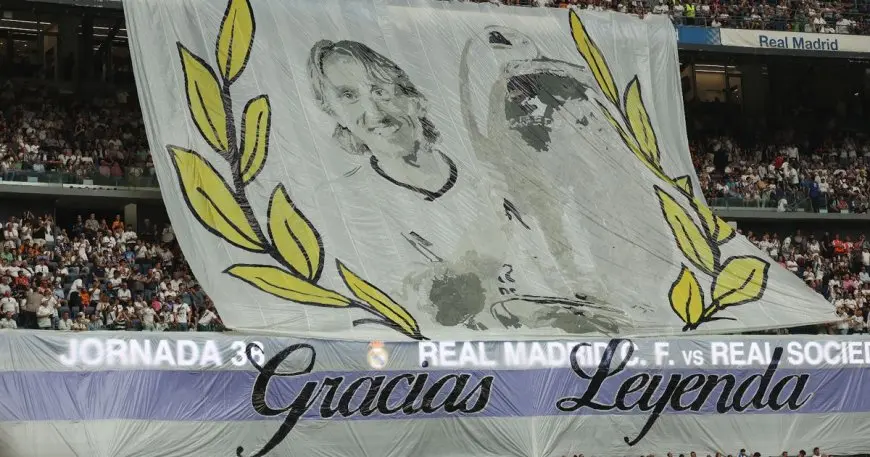 فضيحة عاطفية في سانتياجو برنابيو: جماهير ريال مدريد تهتف باسم مودريتش وأنشيلوتي يبكي!