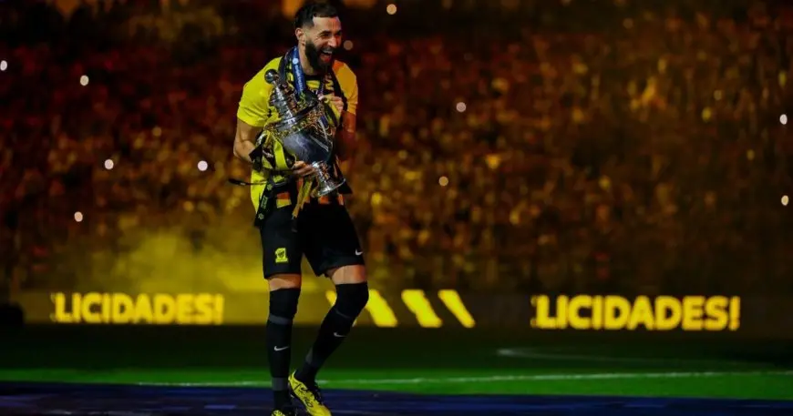 بنزيما يشعل الفرح في الاتحاد بعد فوزه بكأس الدوري السعودي