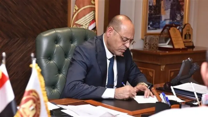 وزير العمل يفاجئ الجميع بصرف ملايين الجنيهات لرعاية اجتماعية وصحية لعمال البلاد!