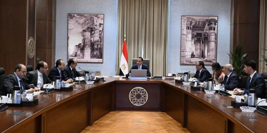 “رئيس الوزراء يفاجئ وزير القطاع العام بجلسة عمل مثيرة – تعرف على التفاصيل!”