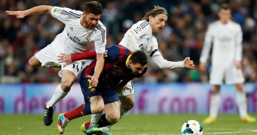لقاء حاسم بين نجمي كرة القدم: لوكا مودريتش وتشابي ألونسو يكشفان تفاصيل اتصالهما الهاتفي!