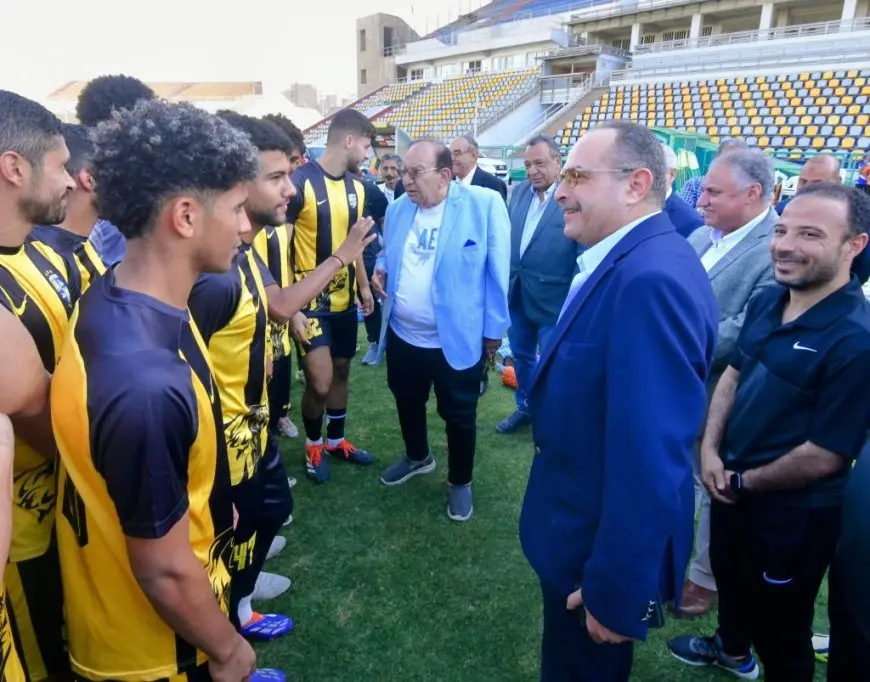 رئيس شركة المقاولون العرب يحتفل بفريق الكرة على عودتهم السريعة للدوري الممتاز!
