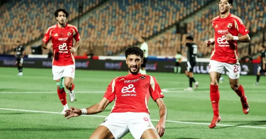بالصور: الأهلي يتوج بلقب الدوري المصري بعد فوز ساحق على فاركو!