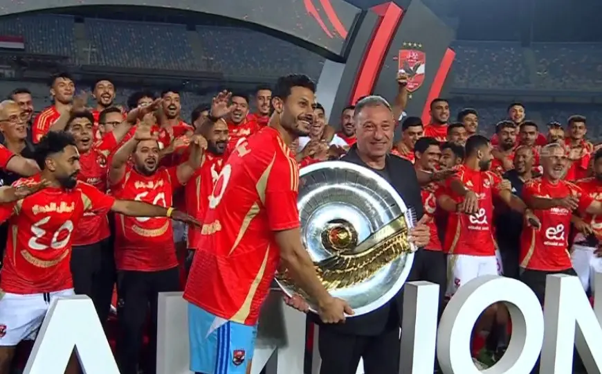 بالصور: الخطيب يرفع درع الدوري المصري مع الشناوي بعد تتويج الأهلي!