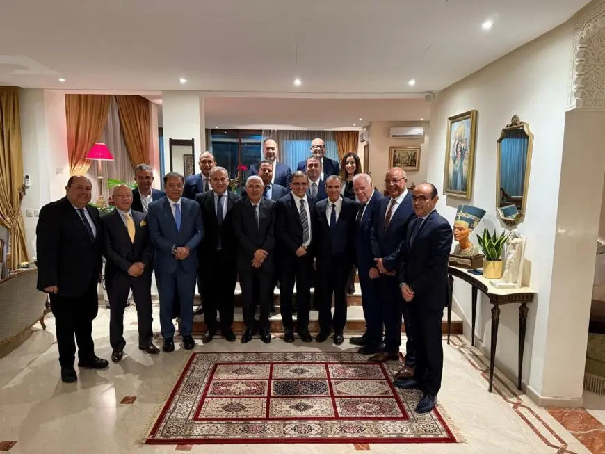 “مفاجأة كبرى! وزير الخارجية يجتمع مع نخبة من رجال الأعمال ورؤساء البنوك المغربية”