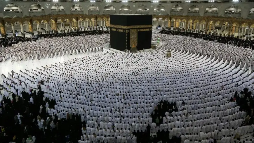 بالفيديو: حاجة تضل الطريق في الحرم المكي وتعود إلى فندقها بعد بعثة القرعة!
